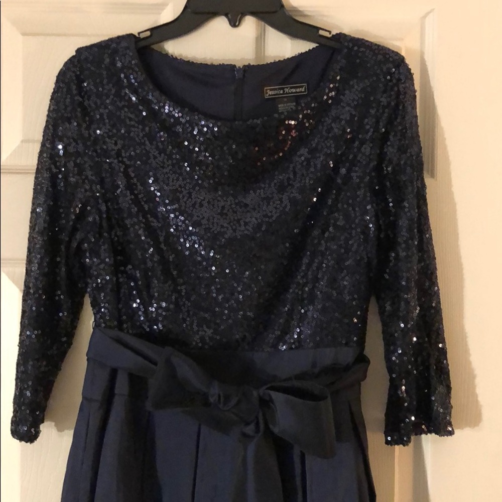 Jessica Howard navy blue floor length formal gown.